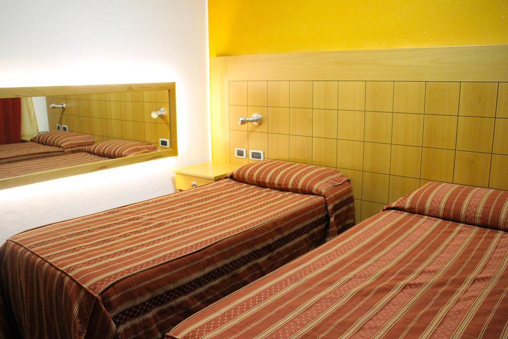 Orange Motel Vergiate Ngoại thất bức ảnh