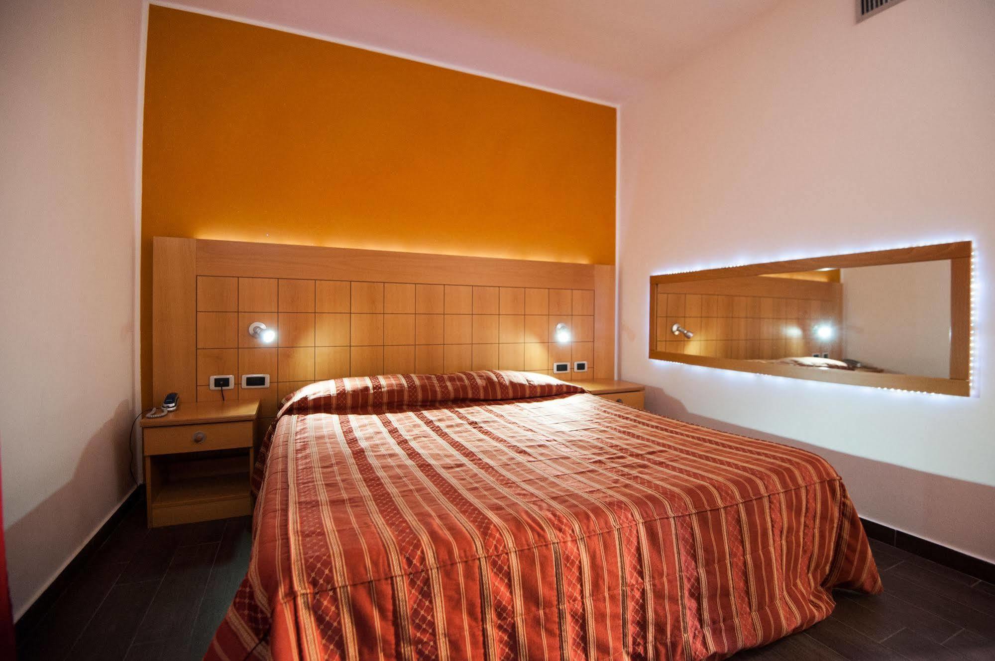 Orange Motel Vergiate Ngoại thất bức ảnh
